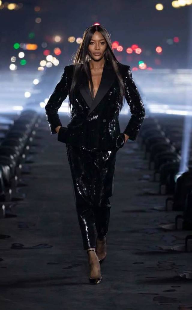 Breathtaking Naomi Campbell, who has been collaborating with the Saint Laurent brand for many years and often appears in public in their outfits, closed the show.