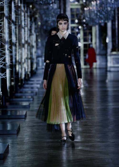 Maria Grazia Chiuri noted that this collection in her presentation is somewhere between modern trends and classics. The reunification of these practically opposite concepts was the result of the post-quarantine consciousness of people who, on the one hand, strive for asceticism and modesty, and on the other, for luxury and pretentiousness.
