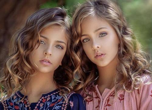 Самые красивые близняшки в мире: чем они занимаются и что мы о них знаем | World Fashion Channel